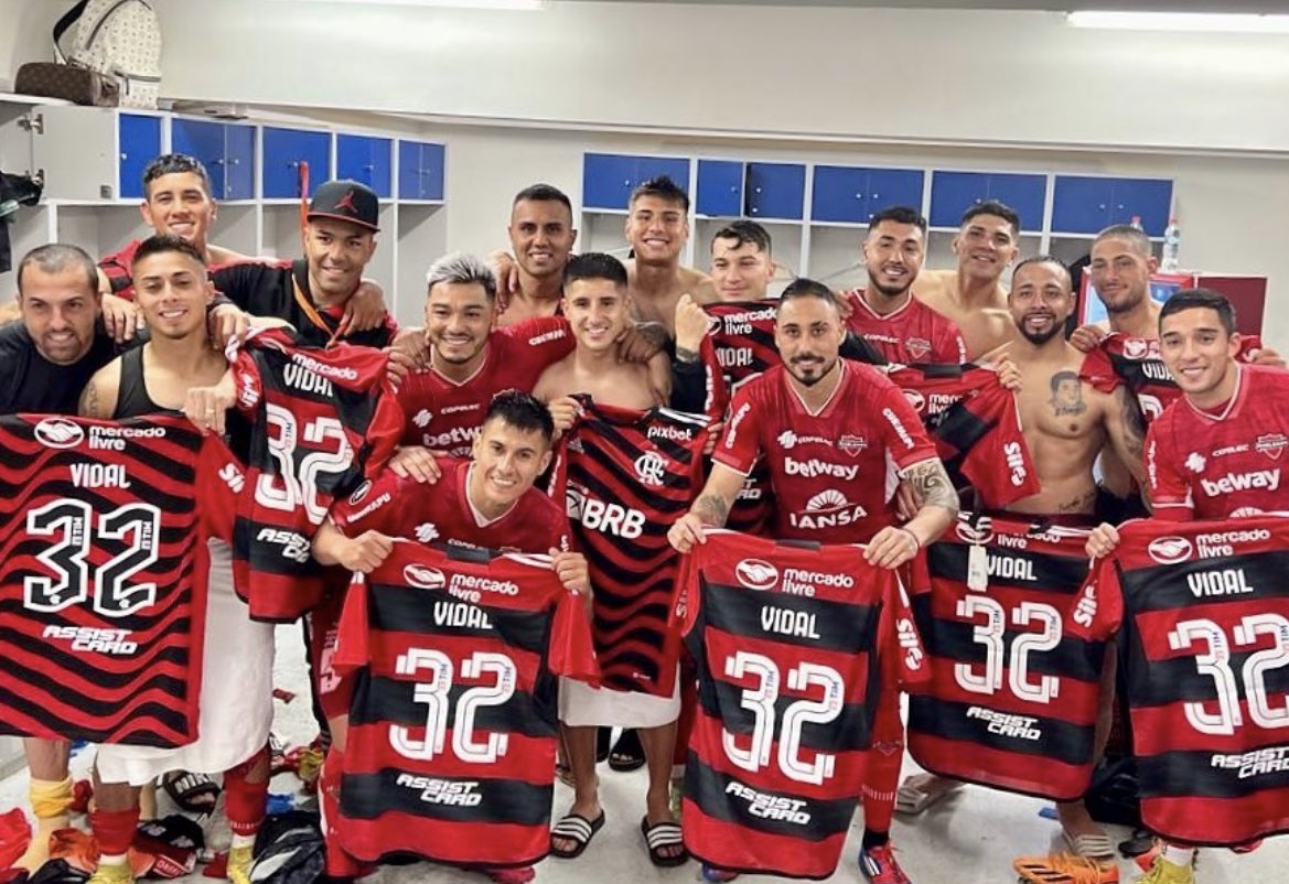 Jogadores do Ñublense, são presenteados por Vidal (Foto: Reprodução/Ñublense FC