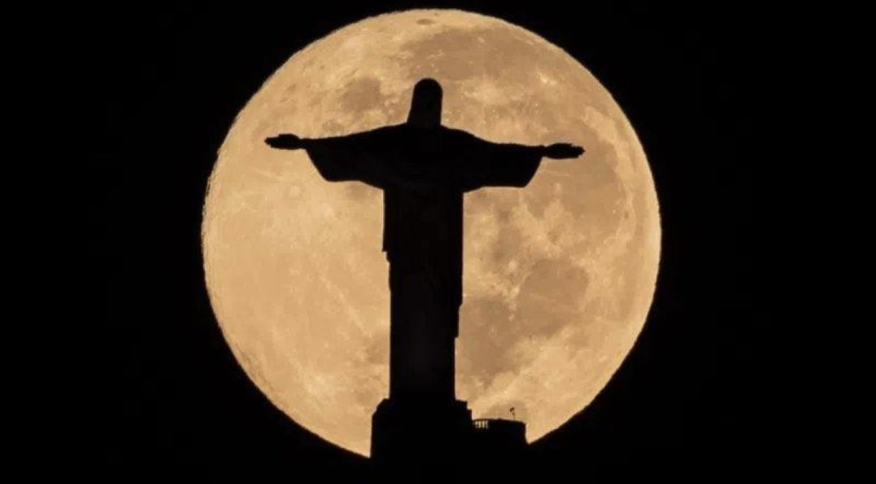 Cristo Redentor apagou luzes por 1 hora em solidariedade ao jogador carioca. Foto: Reprodução/Twitter