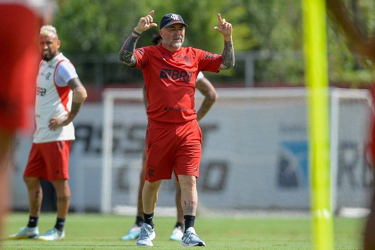 SAMPAOLI VISITA BASE DO FLAMENGO E FAZ APRESENTAÇÃO AO ELENCO SUB-15