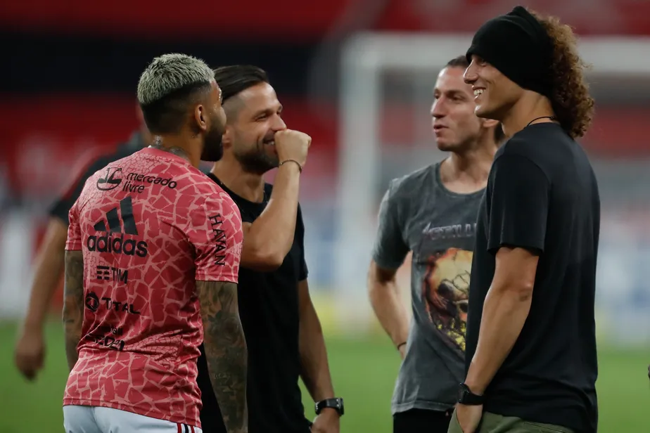 EM REUNIÃO PARA ACALMAR OS ÂNIMOS NO FLAMENGO, DOIS PESOS PESADOS FORAM OUVIDOS: GABIGOL E DAVID LUIZ