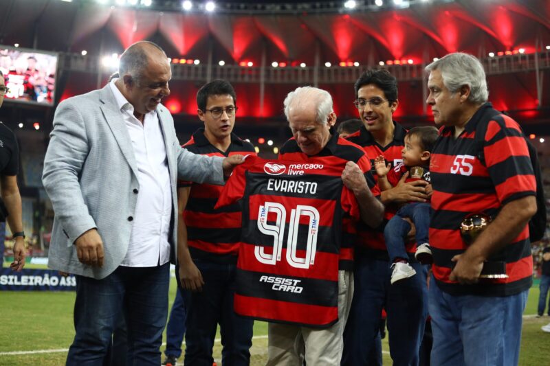 HOMENAGEADO DA NOITE, EVARISTO AGRADECE AO FLAMENGO: ''MUITA ALEGRIA E EMOÇÃO''