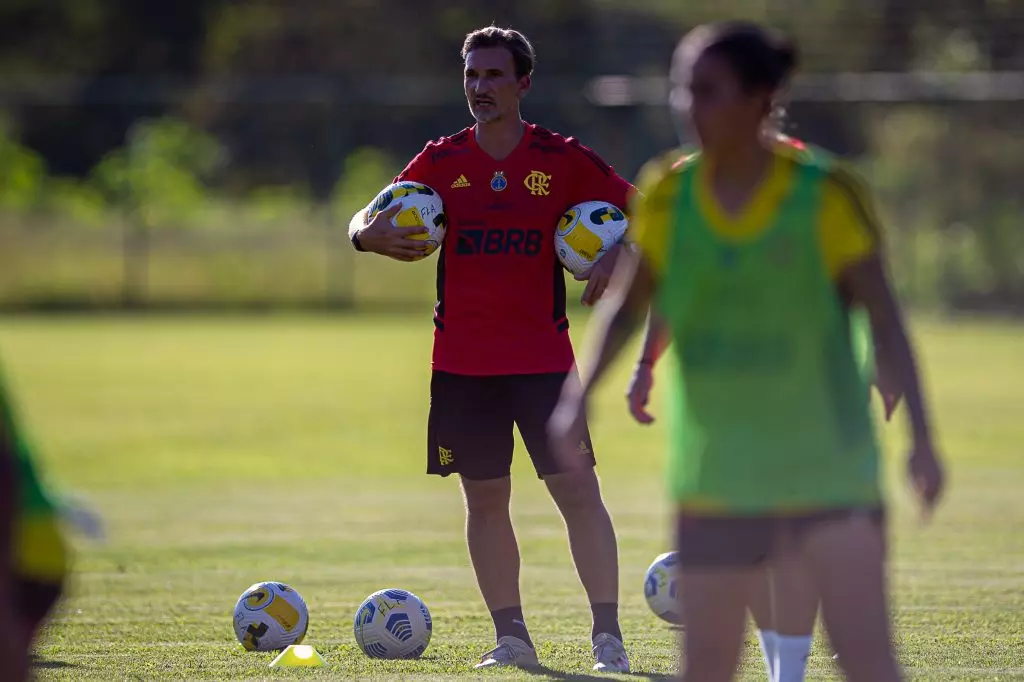 O Português não é mais técnico da equipe feminina do Fla. Foto: Paula Reis/CRF