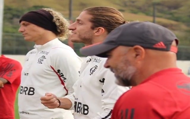 DAVID LUIZ E FILIPE LUÍS VISITAM CATEGORIA DE BASE DO FLAMENGO E FALAM SOBRE A IMPORTÂNCIA DA EDUCAÇÃO