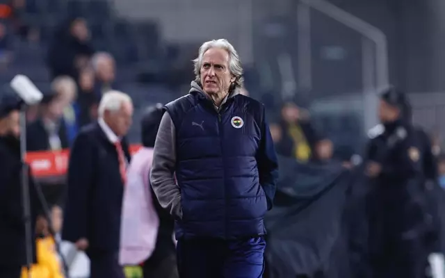 JORGE JESUS SORRI AO OUVIR PEDIDOS DE RETORNO AO FLAMENGO