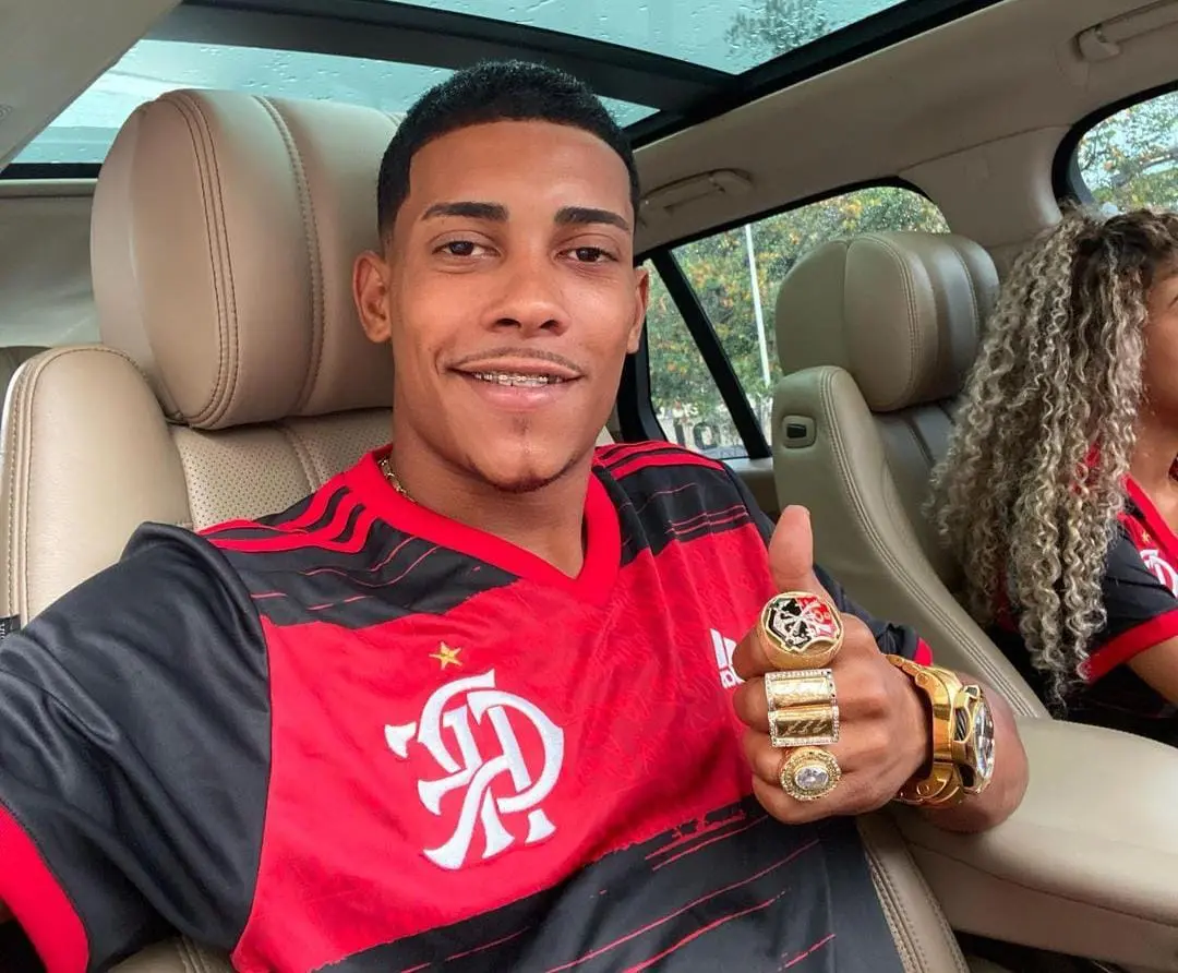 MC POZE SE EMOCIONA COM ASTRO DO FLAMENGO: ''MARCADO NA MINHA VIDA''