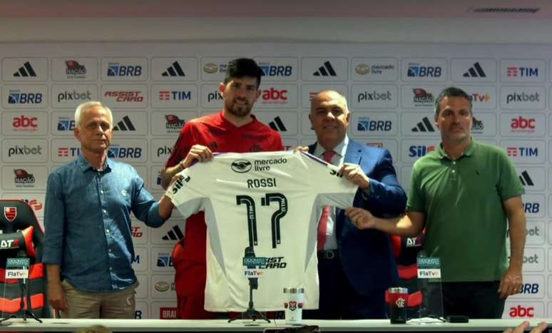 Rossi in his press presentation for Flamengo