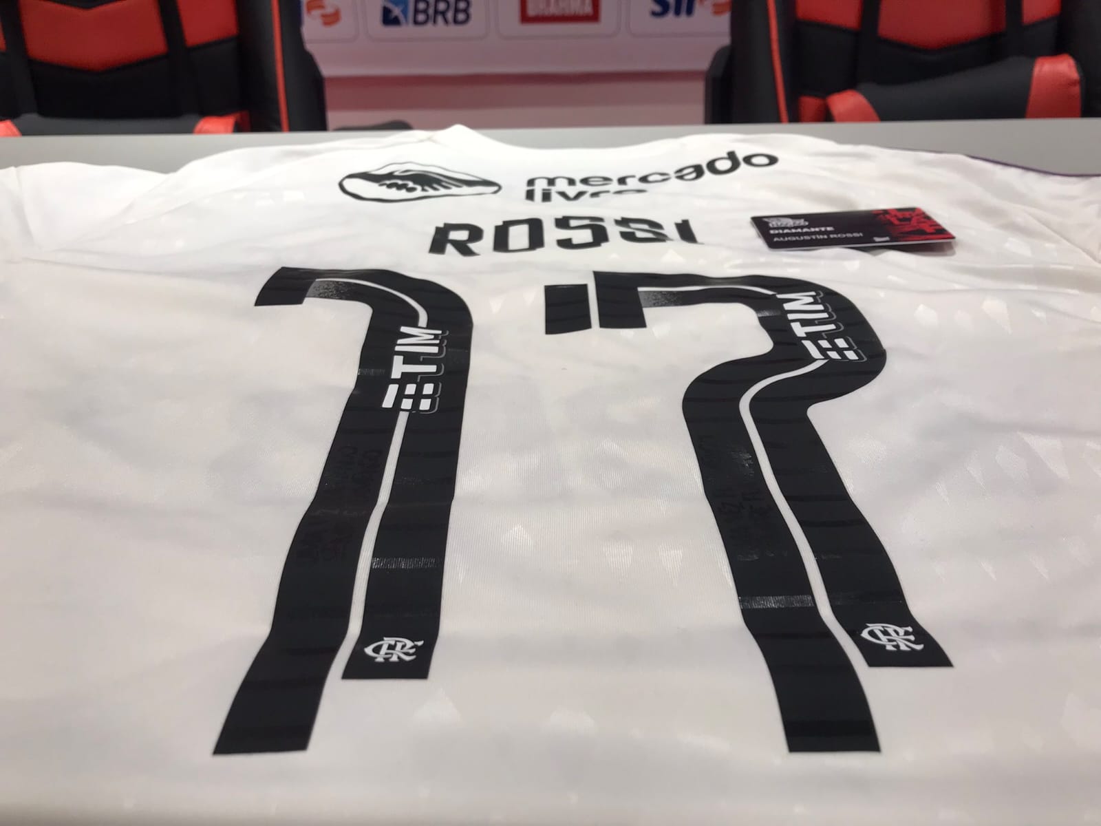 Shirt number 17 for the new goalkeeper, Rossi