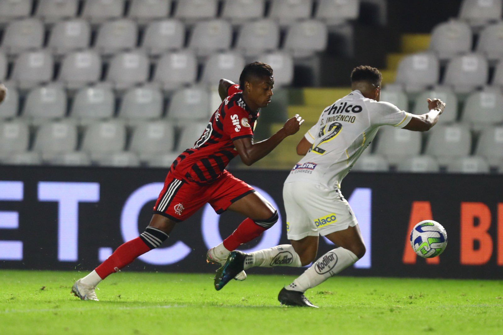 EXCLUSIVO: BRUNO HENRIQUE TREINA ENTRE OS TITULARES E PODE SER NOVIDADE CONTRA O PALMEIRAS