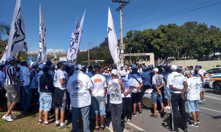 ATLÉTICO-MG X FLAMENGO: ORGANIZADA DO GALO FAZ MANIFESTAÇÃO ANTES DO CLÁSSICO