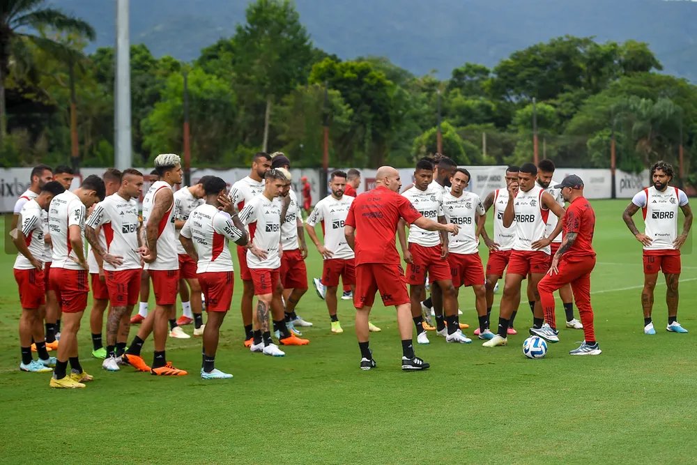 Elenco do flamengo treinando no ninho do urubu. Foto: Marcelo Cortes/CRF