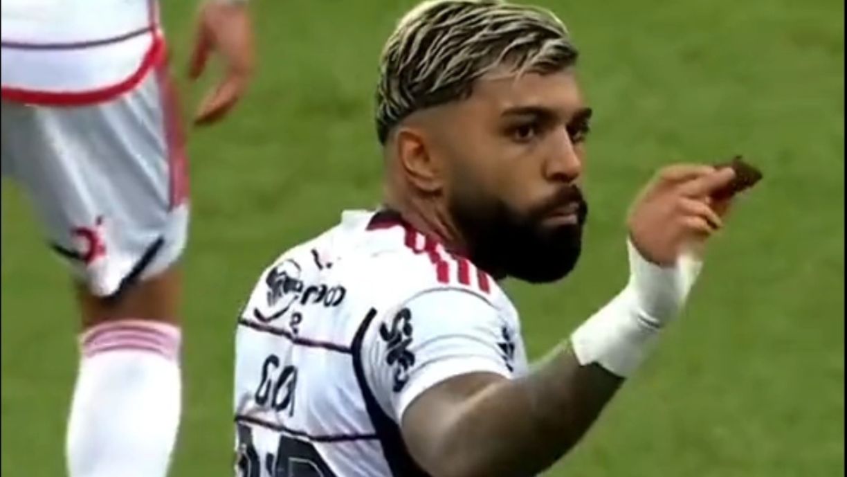 Gabigol eats 'Brownie' as a provocation / PHOTO: Reproduction