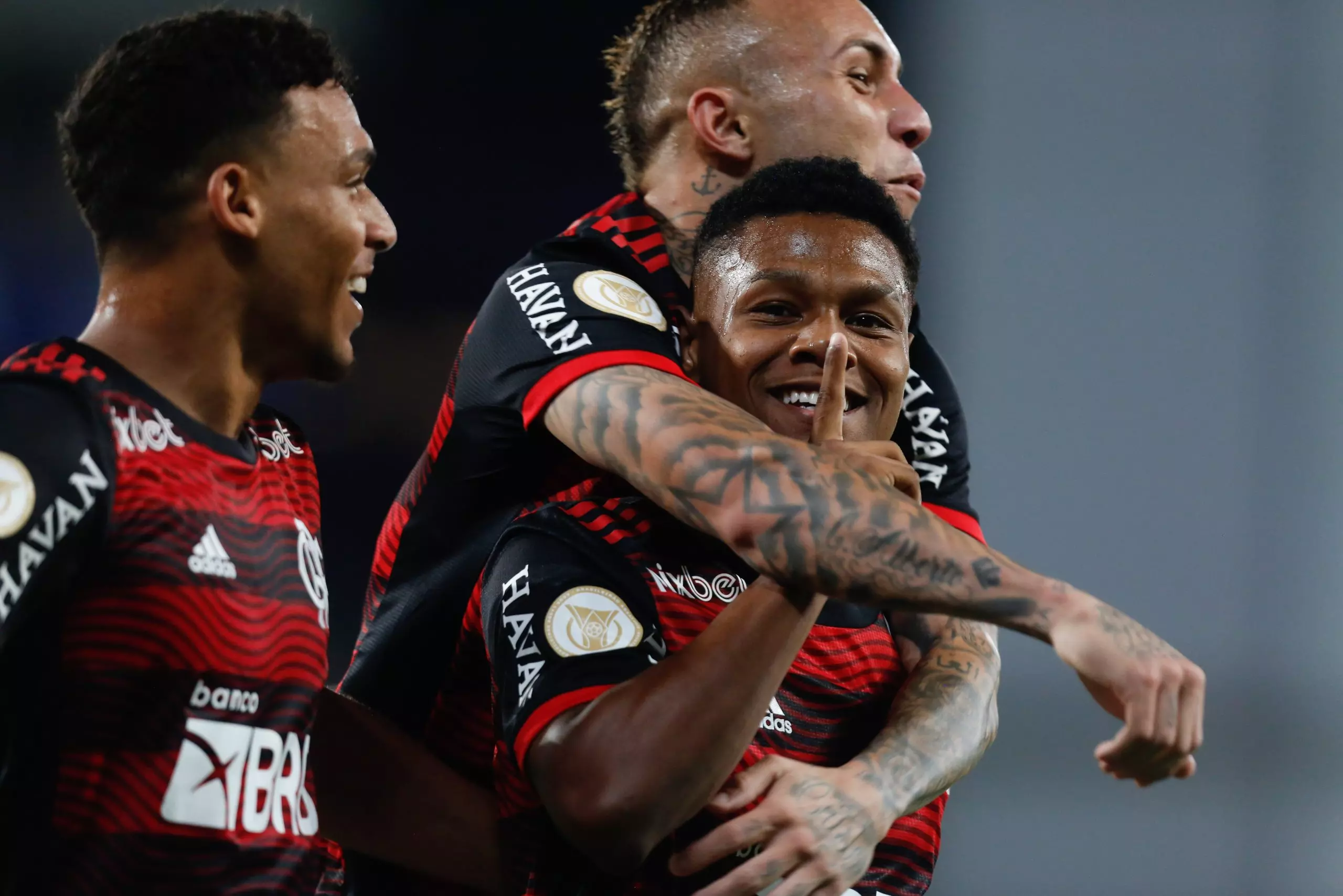 JOIA DA BASE DO FLAMENGO FAZ EXAMES EM LONDRES PARA FECHAR COM NOVO CLUBE