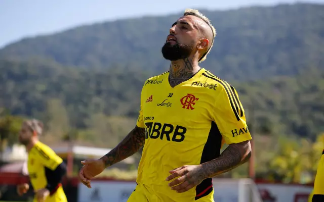 Vidal with the Flamengo shirt. Photo: Marcelo Cortes