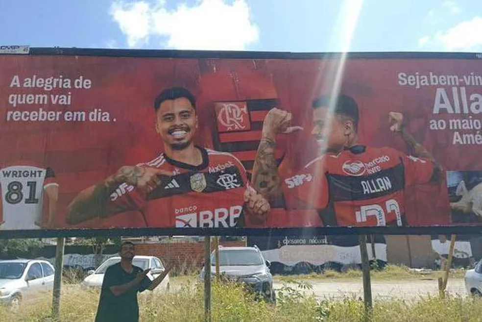 TORCEDORES DO FLAMENGO COLOCAM OUTDOOR COM REFÊNCIA A EX ÁRBITRO WRIGHT EM MINAS GERAIS