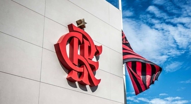 AJUDANDO RIVAL? JORNAL FRANCÊS DIZ QUE DUPLA DO FLAMENGO CONVENCEU MEIA A JOGAR NO VASCO