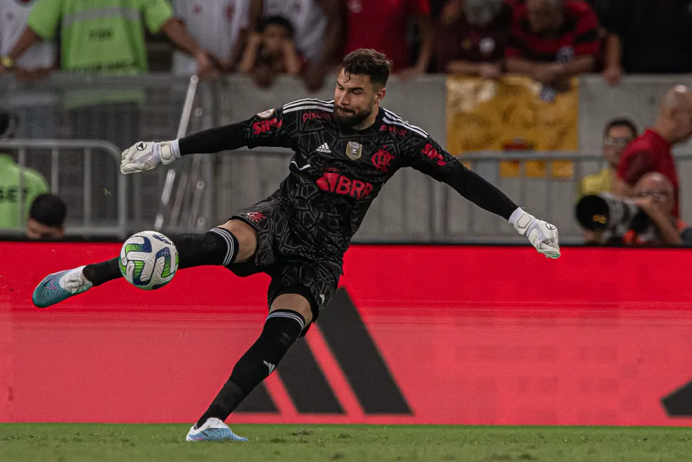 Goalkeeper caught Pikachu's penalty in the first half. Photo: Paula Reis/CRF