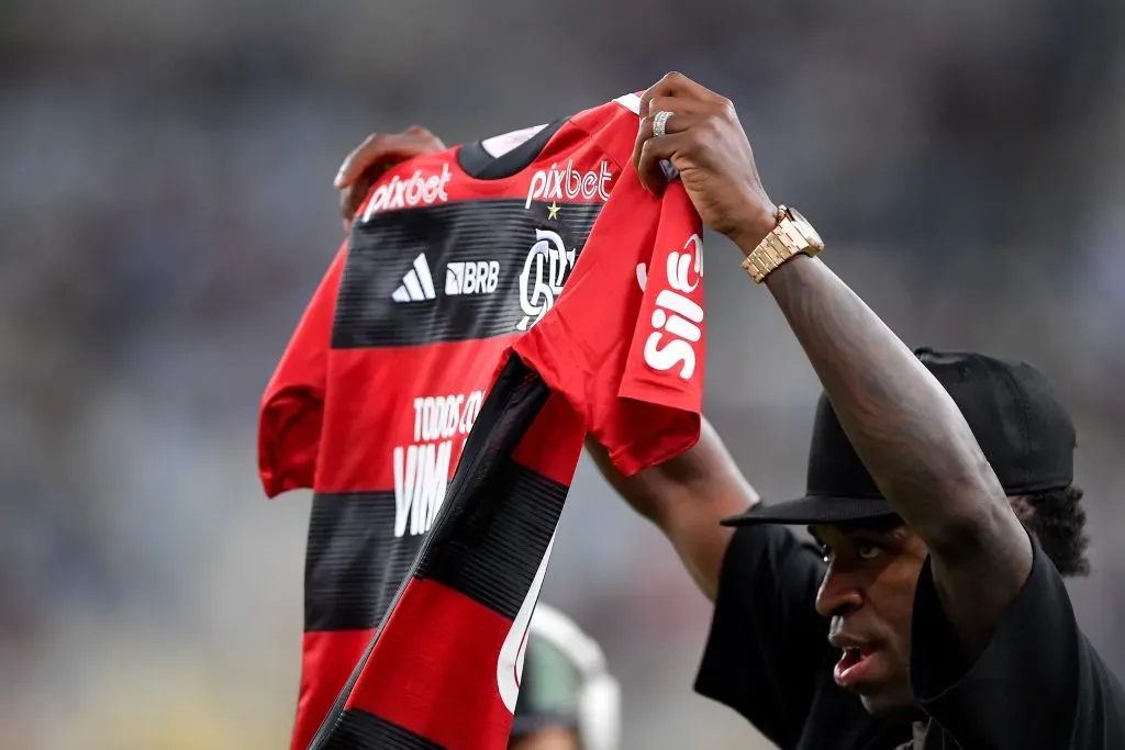 FLAMENGO PÕE CAMISA ANTIRRACISMO AUTOGRAFADA POR VINI JÚNIOR PARA LEILÃO