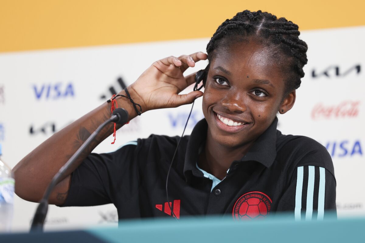 ATACANTE COLOMBIANA QUE SUPEROU O CÂNCER É INSPIRAÇÃO NA COPA DO MUNDO FEMININA