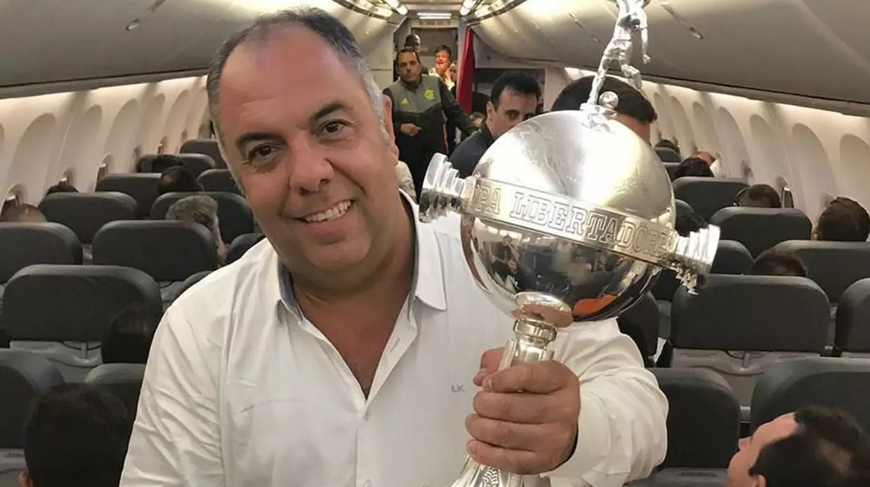 Marcos Braz with the Libertadores cup