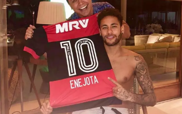 Neymar posando com a camisa do Flamengo. Foto: Divulgação/Instagram