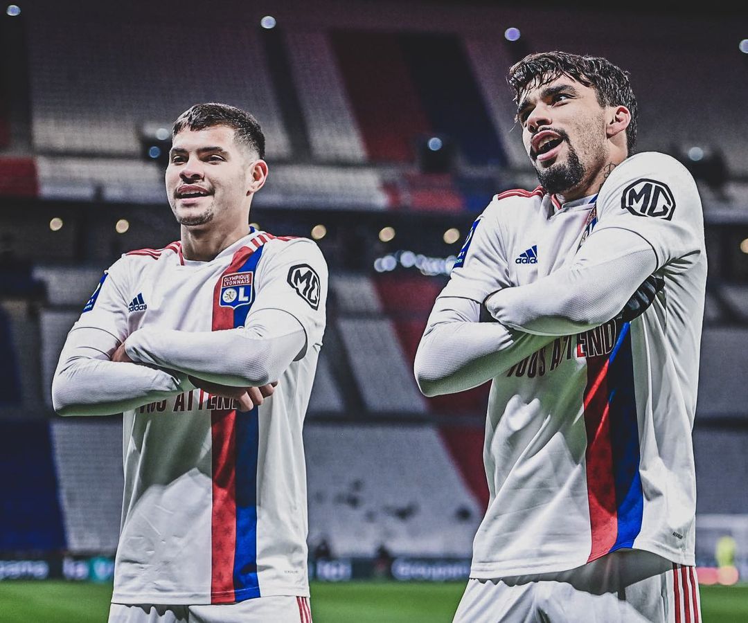 Paquetá e Bruno Guimarães na temporada em que estavam no Lyon