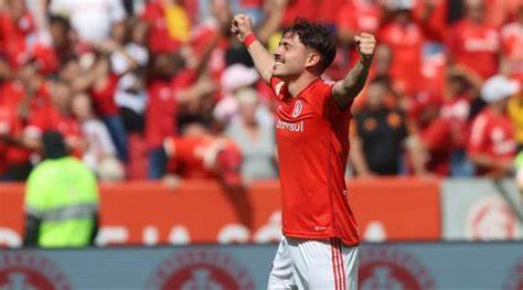 Midfielder Maurício celebrating a goal in Flamengo