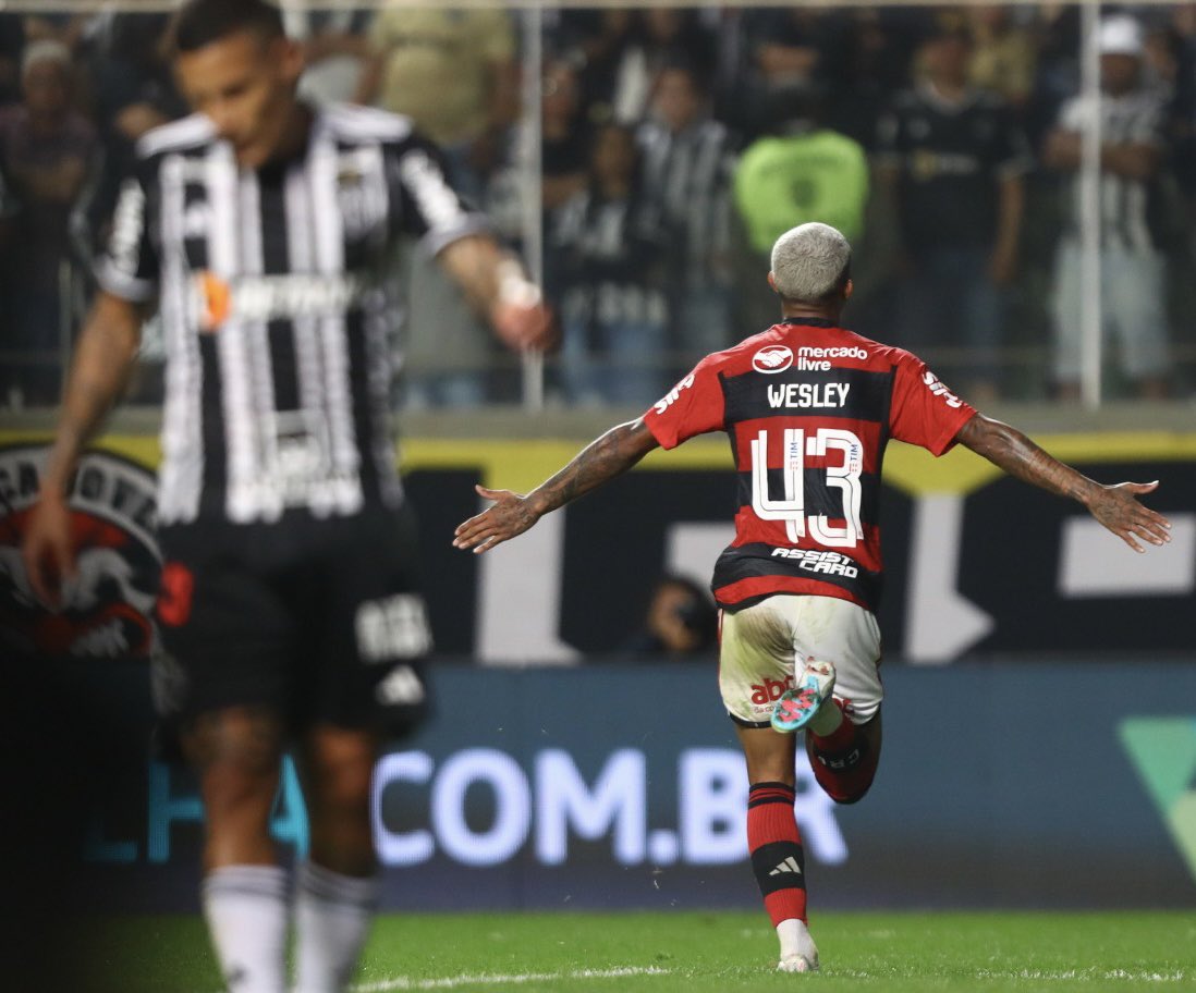 SAMPAOLI EXALTA WESLEY APÓS GOL VITÓRIA: ''TENHO MUITA ESPERANÇA COM ELE''