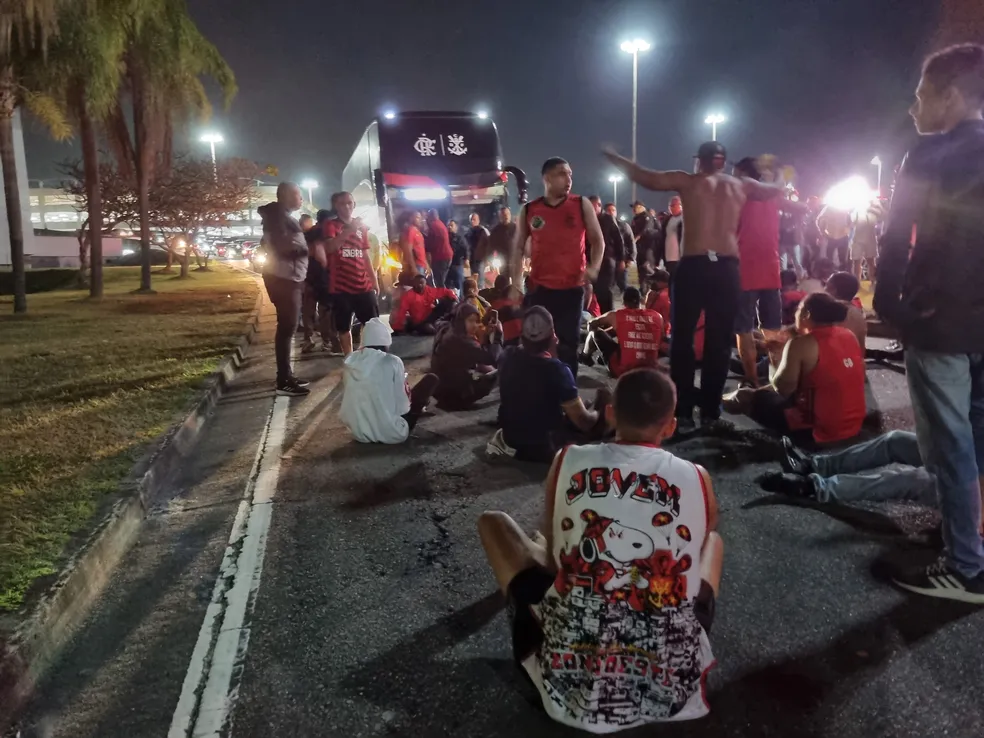 CAOS! TORCEDORES FAZEM PROTESTO NO DESEMBARQUE DO FLAMENGO NO RIO DE JANEIRO (COM VÍDEO)