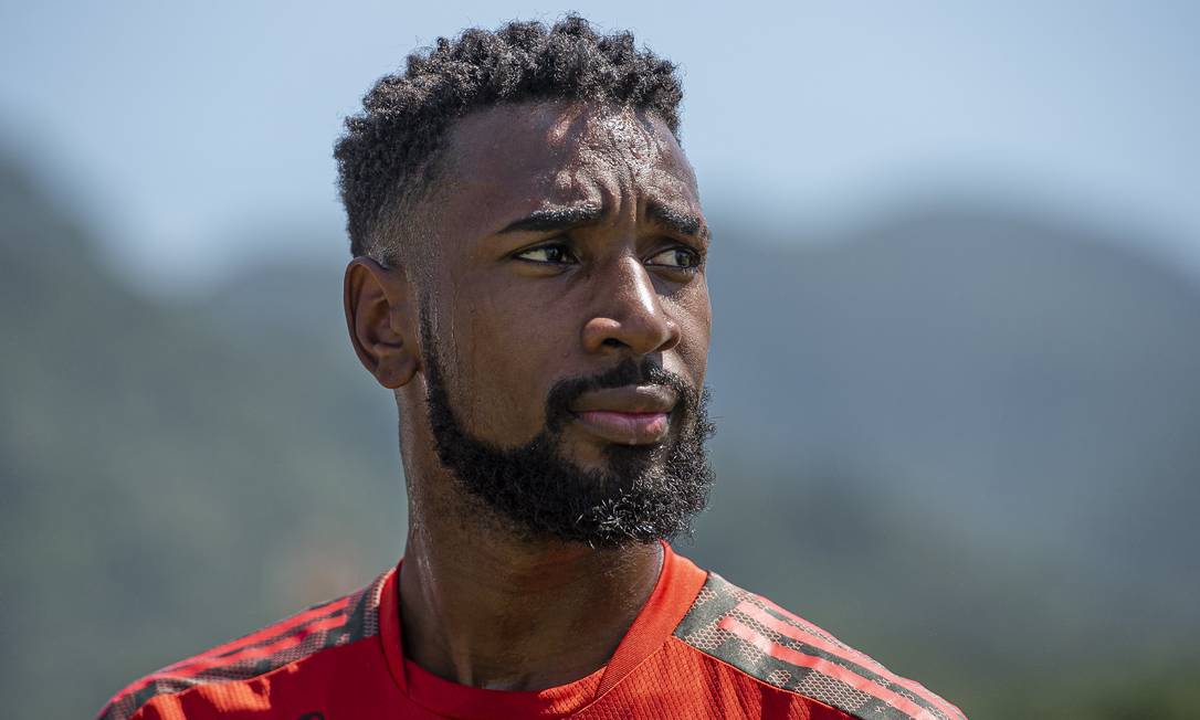 Gerson tranquiliza torcida do Flamengo após mancar no fim do jogo