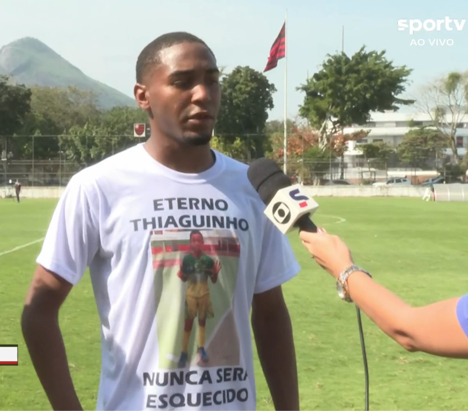 QUE ATITUDE! LORRAN USA CAMISA EM HOMENAGEM A GAROTO BALEADO NA CIDADE DE DEUS