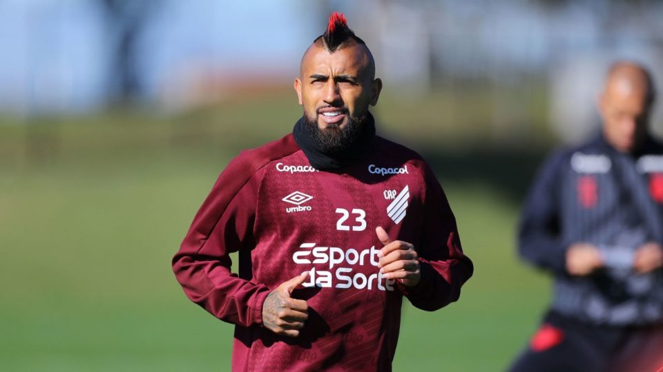 TORCIDA DO FLAMENGO IRONIZA VIDAL APÓS ELIMINAÇÃO DO ATHLÉTICO-PR