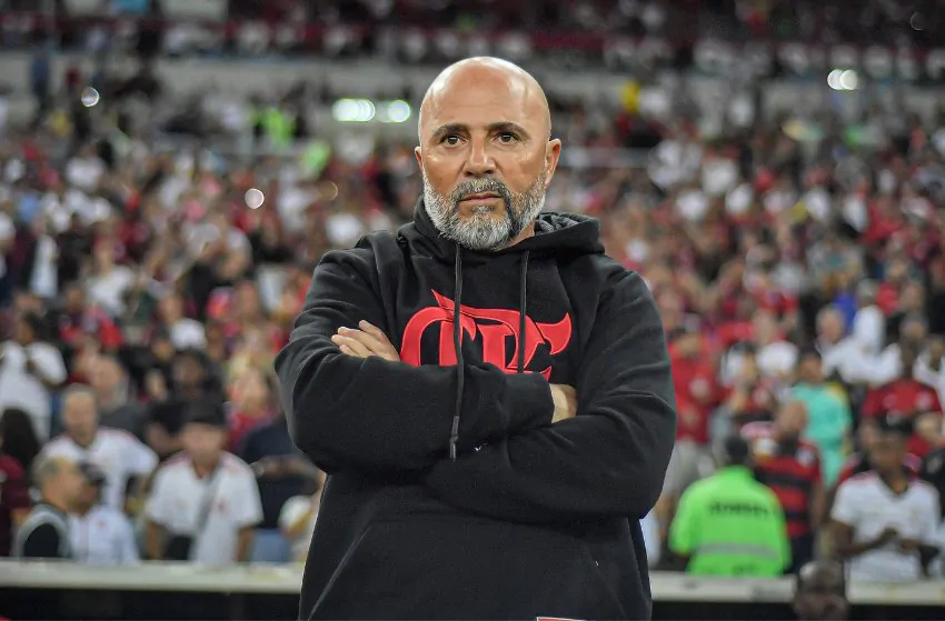 Sampaoli on the edge of the field. Photo: Marcelo Cortes/CRF