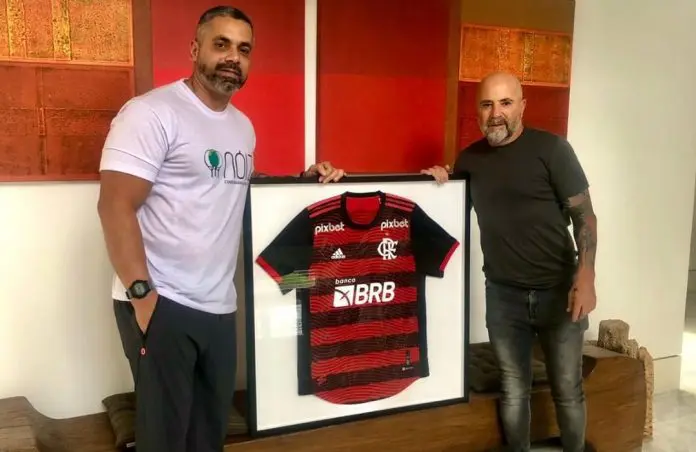 BOA PROFESSOR! APÓS POLÊMICAS, SAMPAOLI DOA CAMISA AUTOGRAFADA DO FLAMENGO PARA UM PROJETO SOCIAL