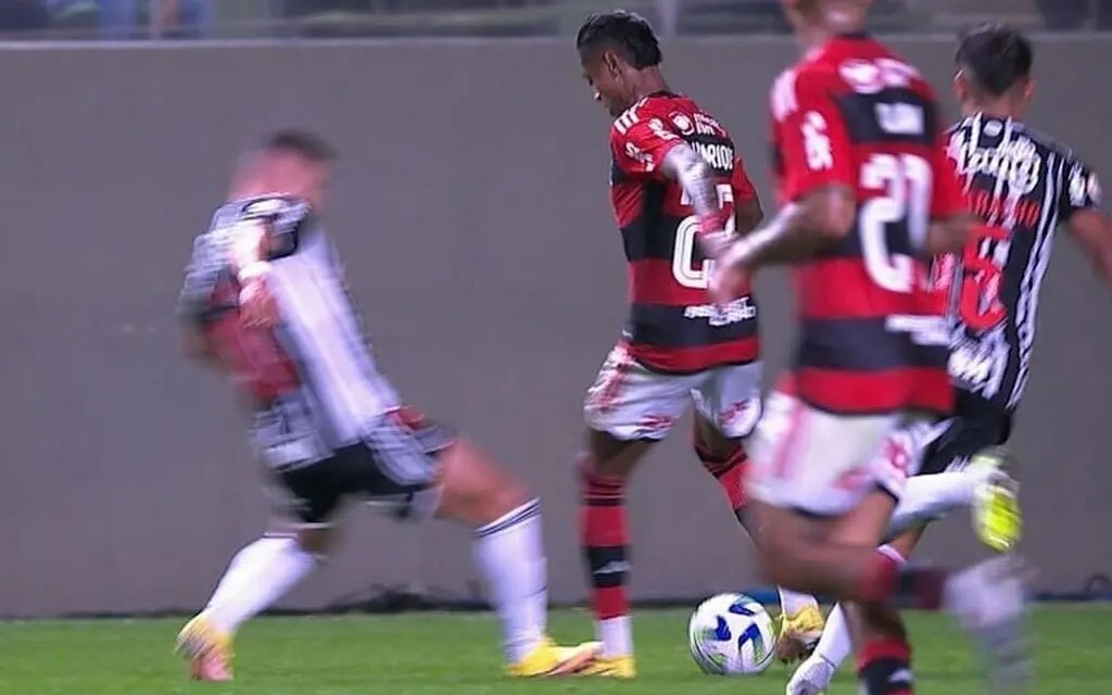 COMISSÃO DE ARBITRAGEM ALEGA FALTA EM BRUNO HENRIQUE NO GOL DE PAULINHO CONTRA O FLAMENGO