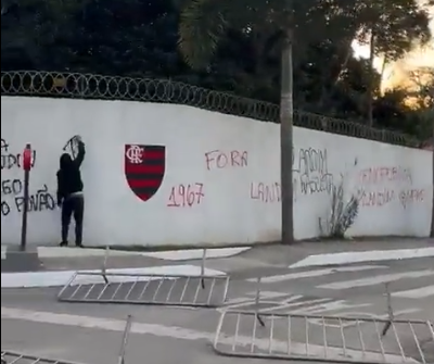 “FORA LANDIM”, TORCEDORES DO FLAMENGO PROTESTAM NO NINHO DO URUBU NA MANHÃ DESTE SÁBADO (COM VÍDEO)