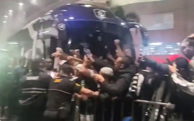 "SÁBADO É GUERRA"!  TORCIDA DO BOTAFOGO PROVOCA FLAMENGO EM RECEPÇÃO DO TIME APÓS ELIMINAÇÃO (COM VÍDEO)