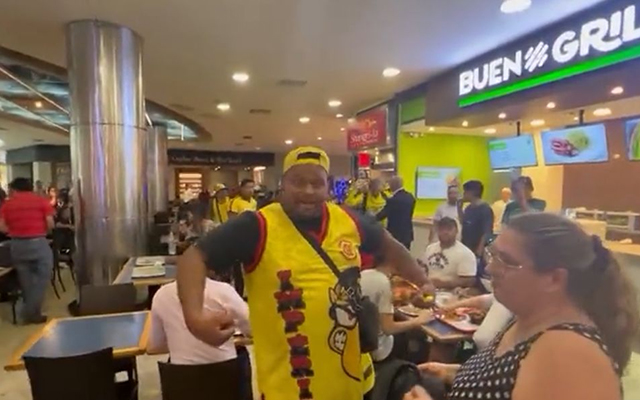 VEJA VÍDEO: TORCEDORES DO OLÍMPIA COMETEM RACISMO EM PRAÇA PÚBLICA COM TORCEDORES DO FLAMENGO