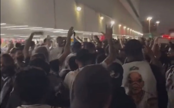 NÃO ESQUECEM O FLAMENGO! TORCEDORES DO VASCO PROVOCAM GABIGOL EM RECEPÇÃO DE PAYET NO AEROPORTO (COM VÍDEO)