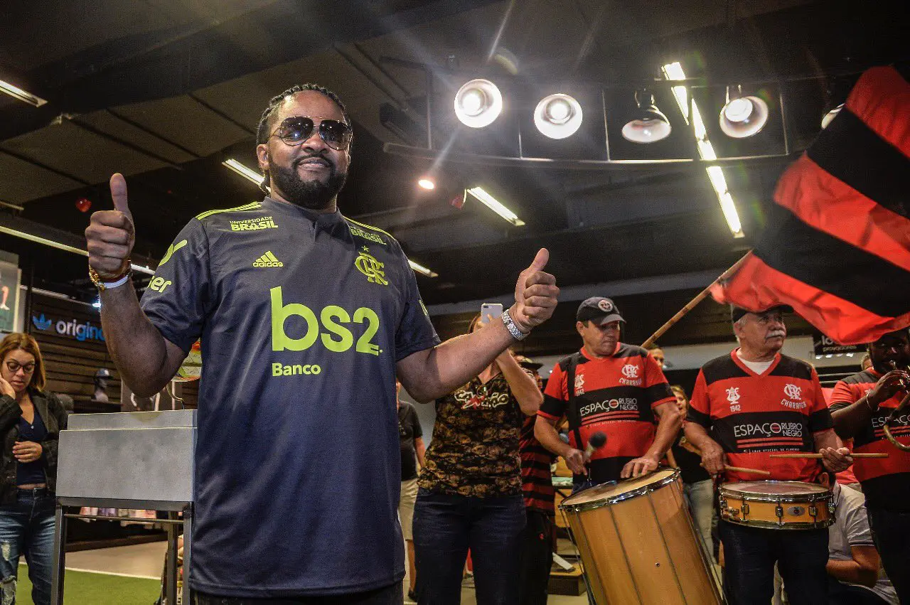 VEJA O VÍDEO: XANDE DE PILARES FAZ CAETANO VELOSO CHORAR COM MÚSICA REGRAVADA PELO ARTISTA