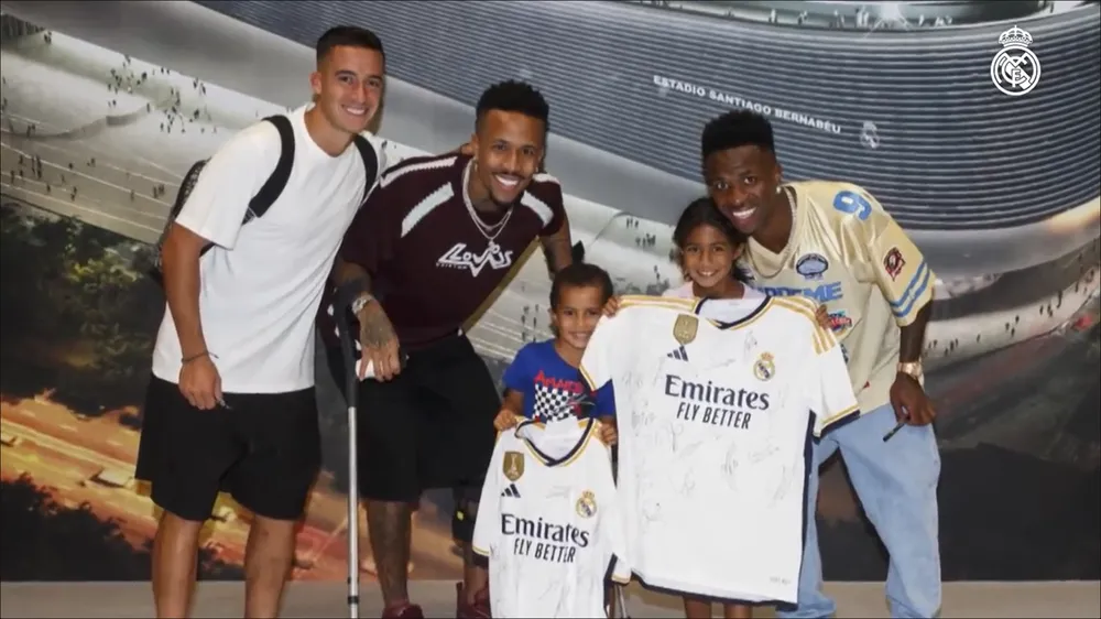 EX - FLAMENGO VINÍCIUS JÚNIOR TIRA FOTO COM CRIANÇA QUE SOFREU RACISMO NO CLÁSSICO DE MADRID