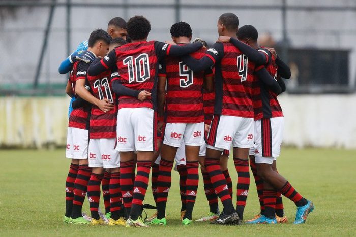 TREINADOR DA BASE DO FLAMENGO COMPLETA 50 JOGOS: "SIGNIFICA MUITO!"