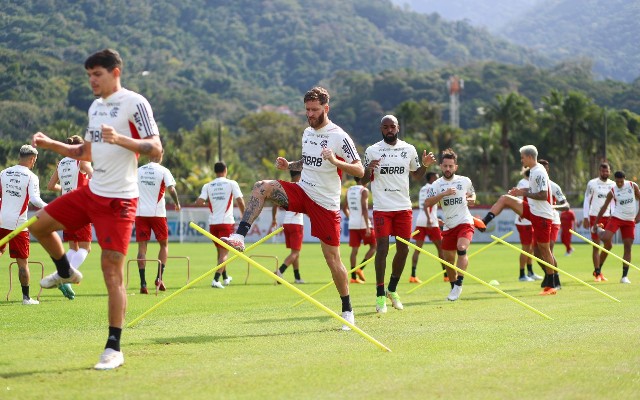 2 JOGADORES DO PROFISSIONAL DO FLAMENGO RECEBEM PRÊMIO DO CAMPEONATO BRASILEIRO SUB-20