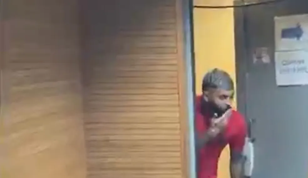 VÍDEO: GABIGOL VAI ATÉ DORIVAL PARA MANDAR 'BEIJO' AO TREINADOR