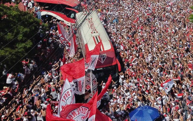 SOB MUITA FESTA, JOGADORES DO SÃO PAULO EMBARCAM PARA O RIO DE JANEIRO PARA ENFRENTAR O FLAMENGO