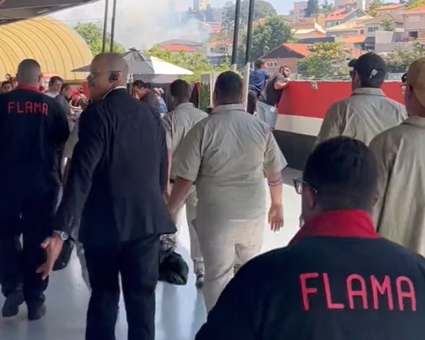 TORCEDORES SE DISFARÇAM DE FUNCIONÁRIOS PARA ENTRAR NO MORUMBI, MAS SÃO PEGOS EM FLAGRANTES E EXPULSOS DO ESTÁDIO