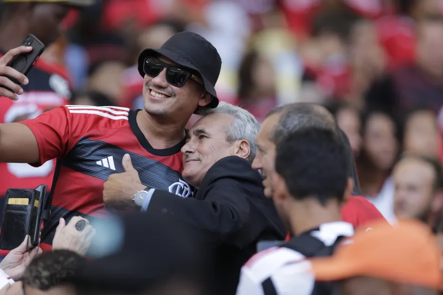 ENQUANTO O VERDADEIRO NÃO CHEGA, SÓSIA DE TITE FAZ SUCESSO NO MARACANÃ