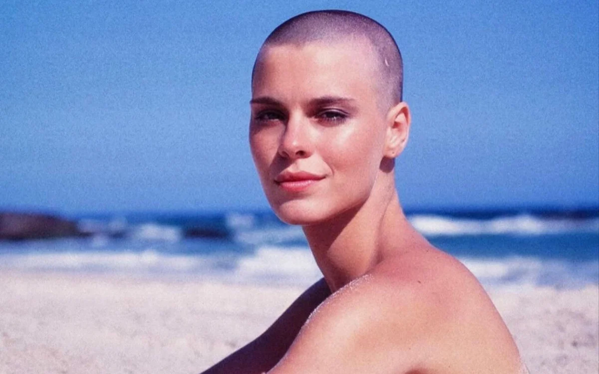 CAROLINA DIECKMANN RELEMBRA TEMPOS DE "LAÇOS DE FAMÍLIA" E POSTA FOTO CARECA