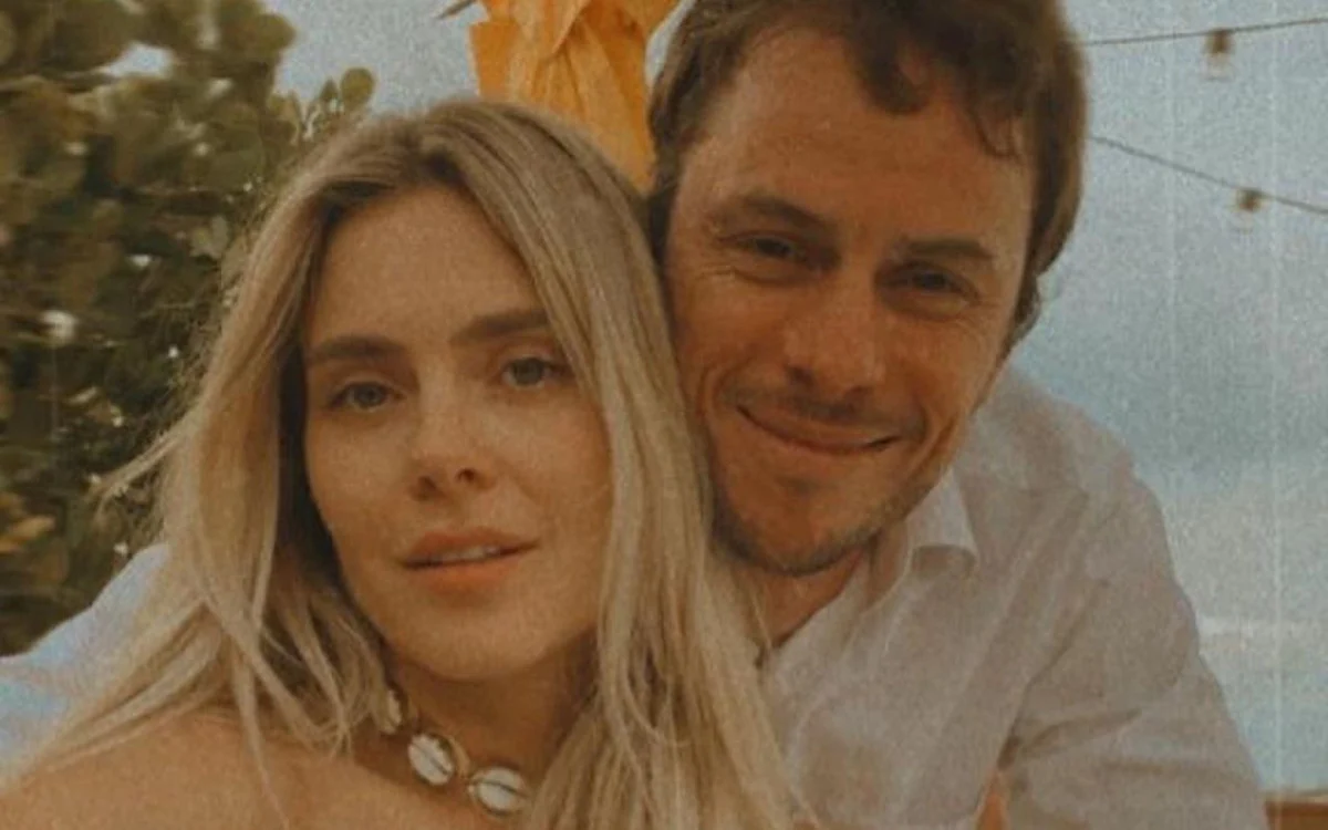 RUBRO-NEGRA CAROLINA DIECKMANN SE DERRETE PELO MARIDO AO CELEBRAR ANIVERSÁRIO