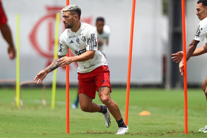 ELENCO DO FLAMENGO INICIA PREPARAÇÃO PARA A PARTIDA CONTRA O SANTOS QUE SERÁ NA PRÓXIMA QUARTA - FEIRA