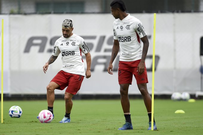 TITE COMANDA O ÚLTIMO TREINO DO ELENCO DO FLAMENGO EM SOLO CARIOCA